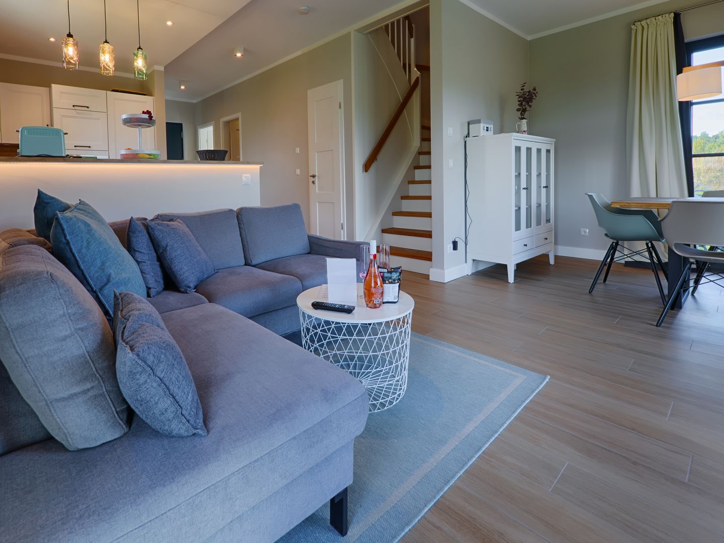 Premium Reetdachvilla mit 3 Schlafzimmern, Sauna und Kamin (F27) - Wohnzimmer