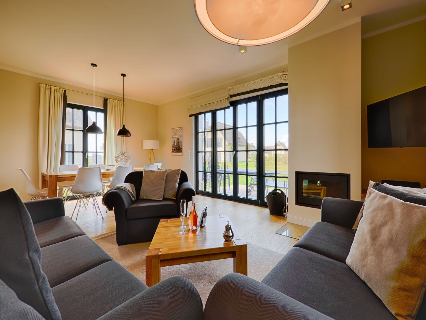 Luxus Reetdachvilla mit 3 Schlafzimmern, Sauna und Kamin (F08) - Wohnzimmer