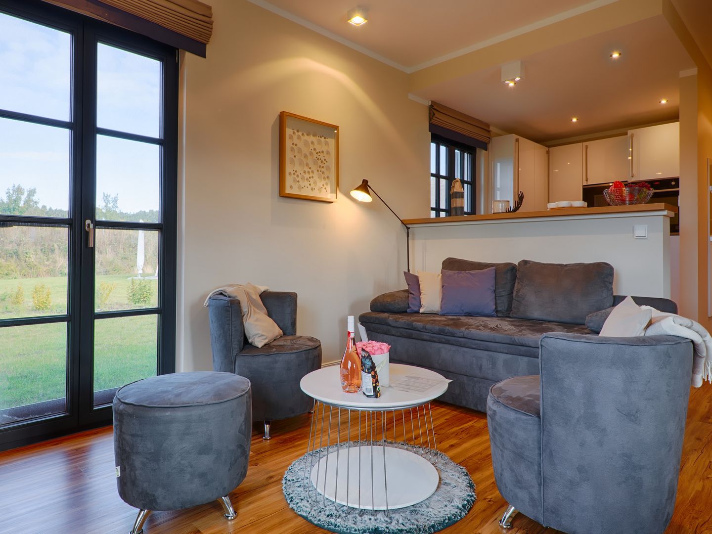 Premium Reetdachvilla mit 3 Schlafzimmern, Sauna, Kamin und Massagesessel (F05) - Wohnzimmer