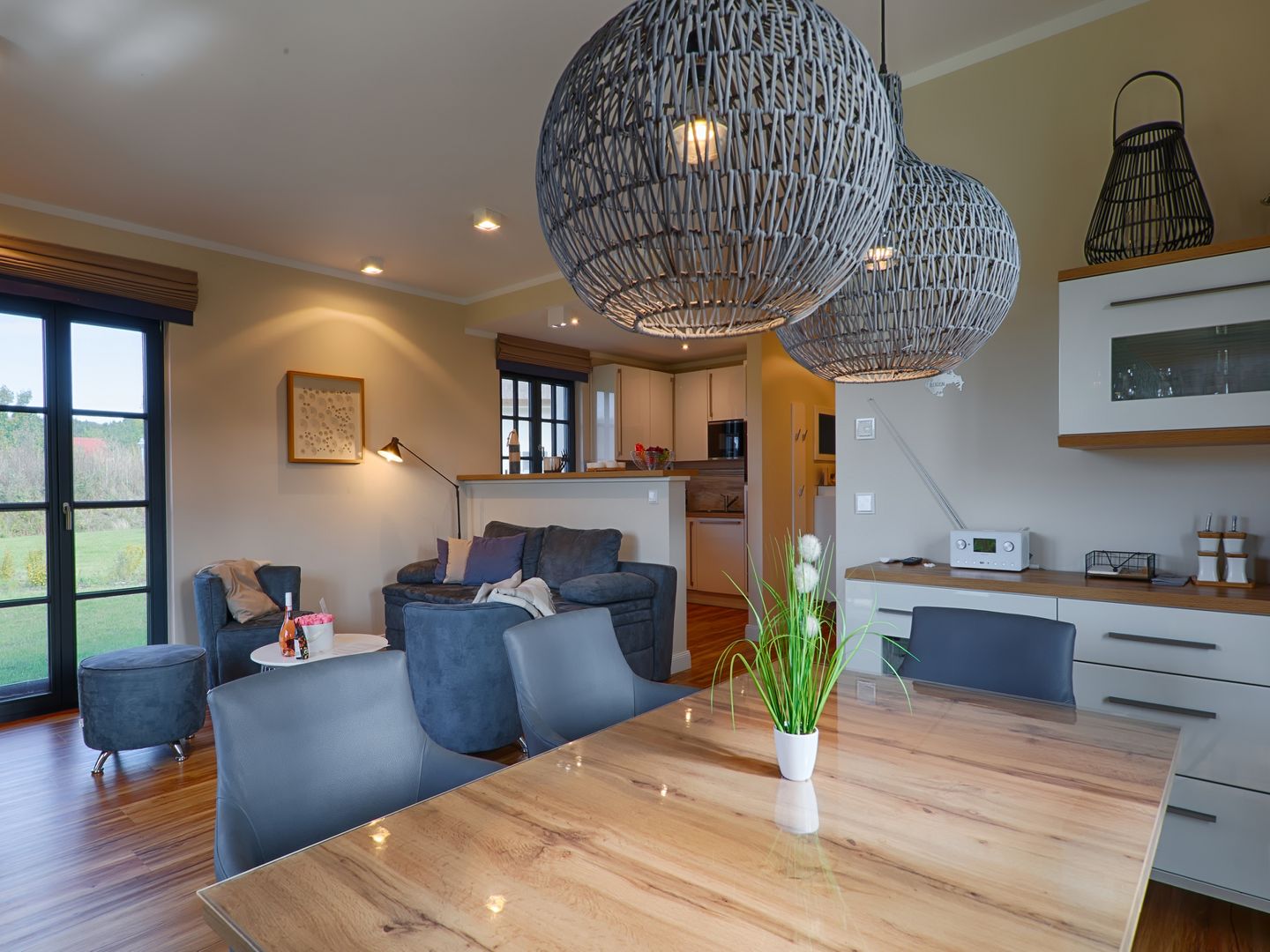 Premium Reetdachvilla mit 3 Schlafzimmern, Sauna, Kamin und Massagesessel (F05) - Wohnzimmer