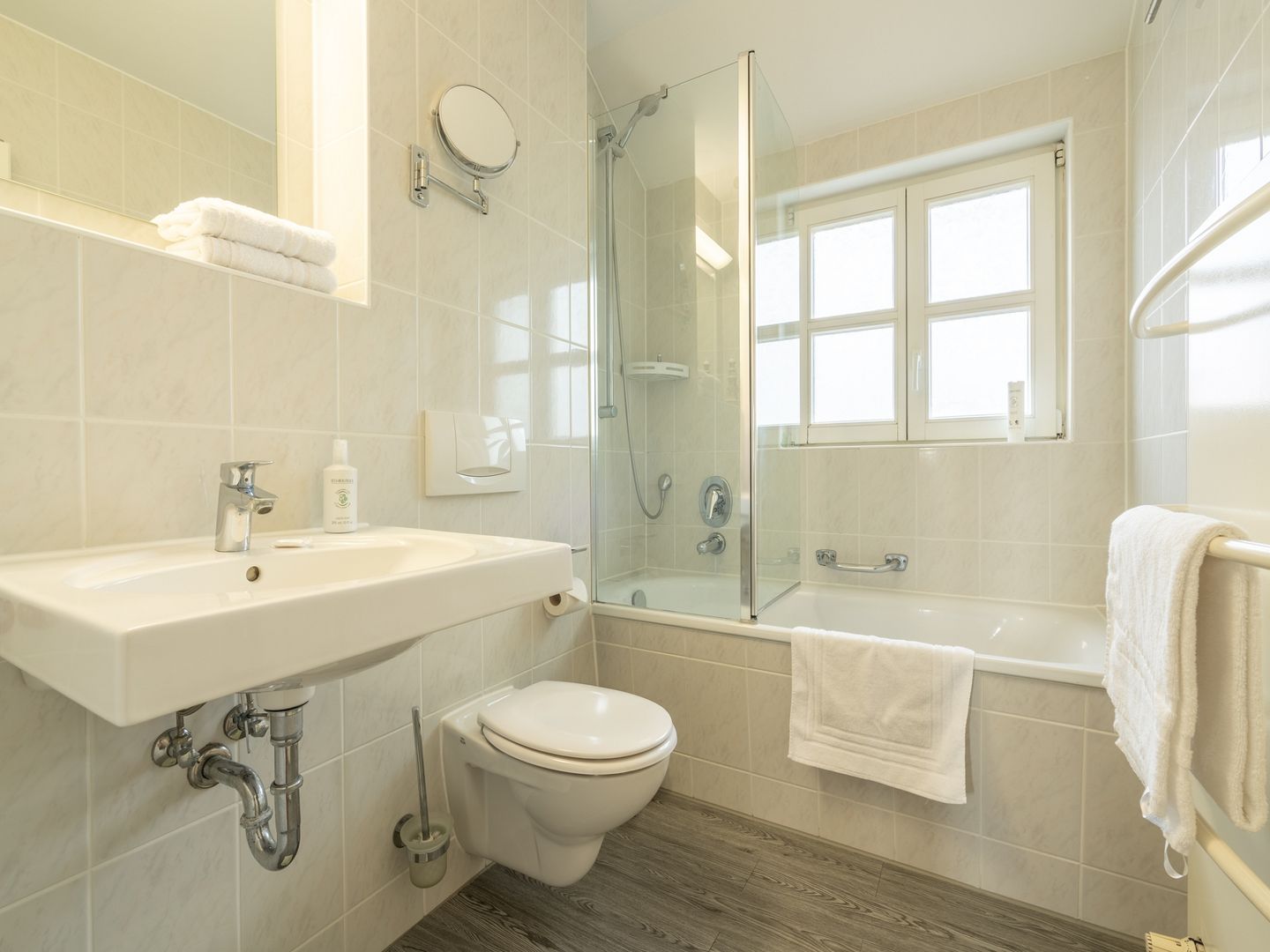 Feriendorf Rugana Komfort Ferienwohnung mit 2 Schlafzimmern und Terrasse (D04) Insel Rügen - Badezimmer