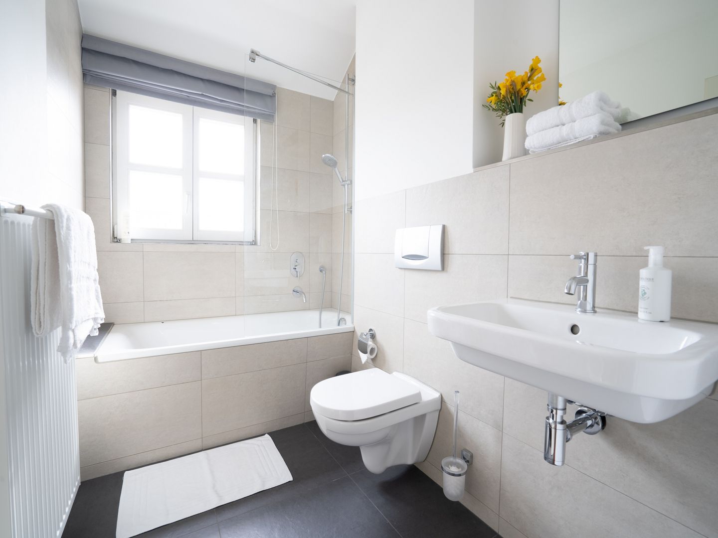 Feriendorf Rugana Komfortplus Ferienwohnung mit 2 Schlafzimmern und Terrasse (D11) Insel Rügen - Badezimmer