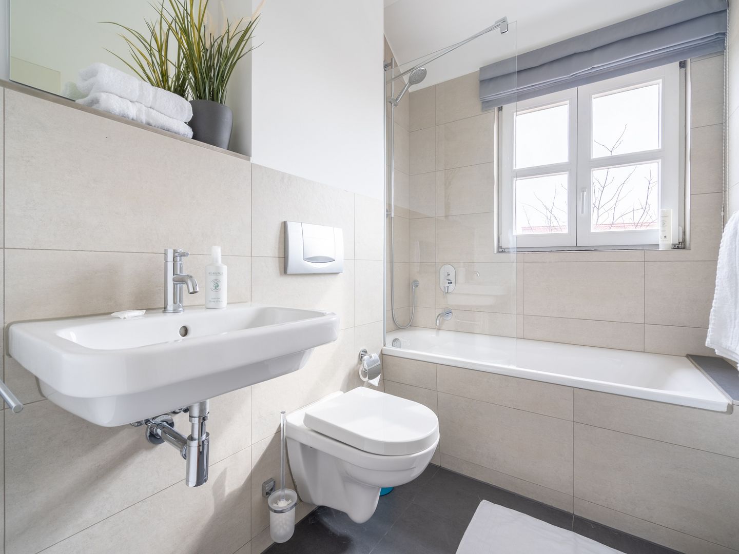 Feriendorf Rugana Komfortplus Ferienwohnung mit 2 Schlafzimmern und Terrasse (D12) Insel Rügen - Badezimmer