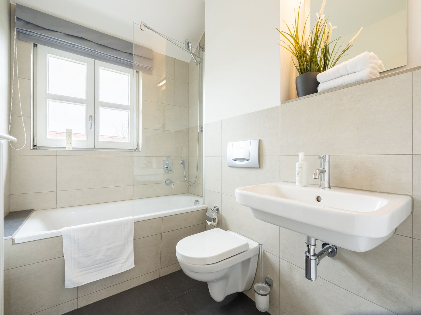 Feriendorf Rugana Komfortplus Ferienwohnung mit 2 Schlafzimmern und Terrasse (D32) Insel Rügen - Badezimmer