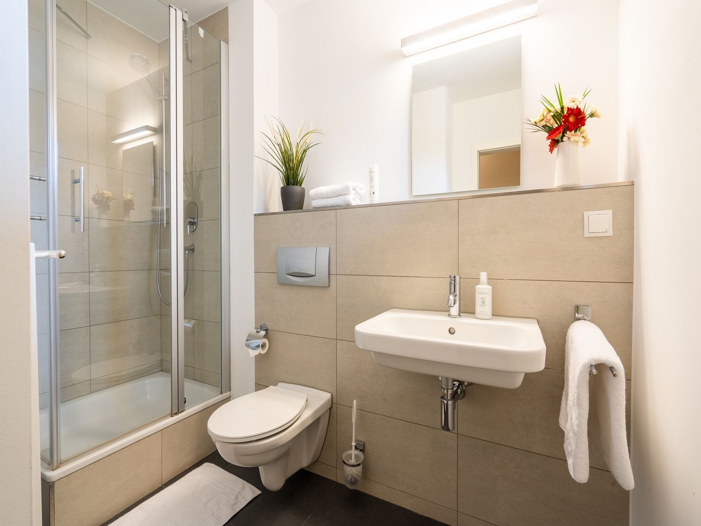 Feriendorf Rugana Komfortplus Ferienwohnung mit 1 Schlafzimmern und Terrasse (D47) Insel Rügen - Badezimmer