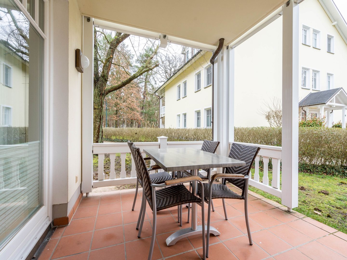 Dünenpark Binz Komfort Ferienwohnung mit 1 Schlafzimmer und Terrasse im Erdgeschoss (027) Insel Rügen - Terrasse