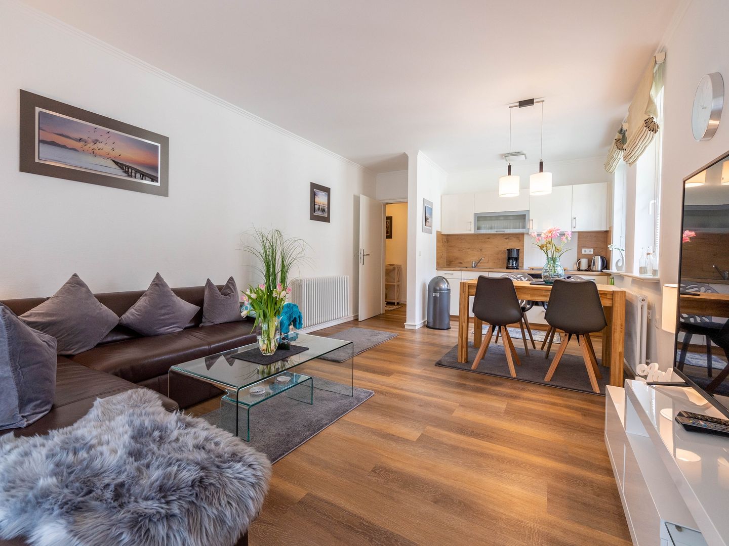 Dünenpark Binz Komfortplus Ferienwohnung mit 1 Schlafzimmer und Balkon im Obergeschoss (046) Insel Rügen - Wohnzimmer