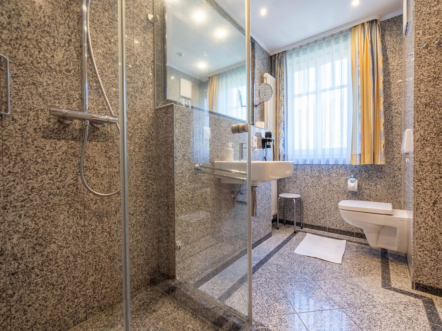 Dünenpark Binz Komfort Ferienwohnung mit 1 Schlafzimmer und Balkon im Obergeschoss (103) Insel Rügen - Badezimmer