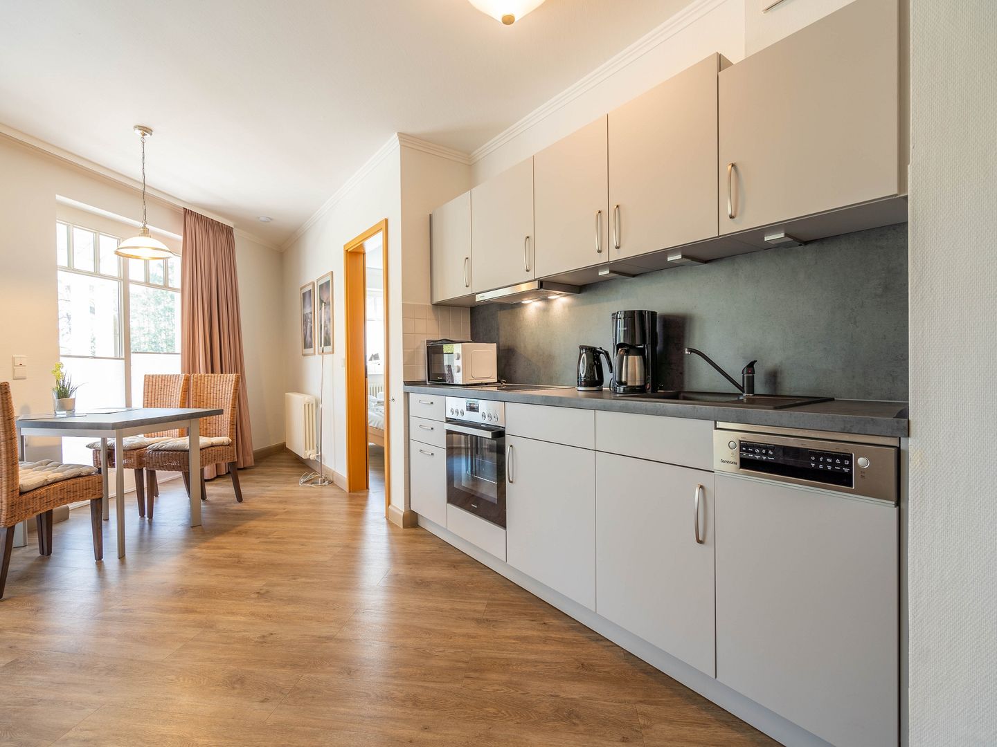 Dünenpark Binz Komfortplus Ferienwohnung mit 1 Schlafzimmer und Balkon im Obergeschoss (279) Insel Rügen - Küche / Küchenzeile