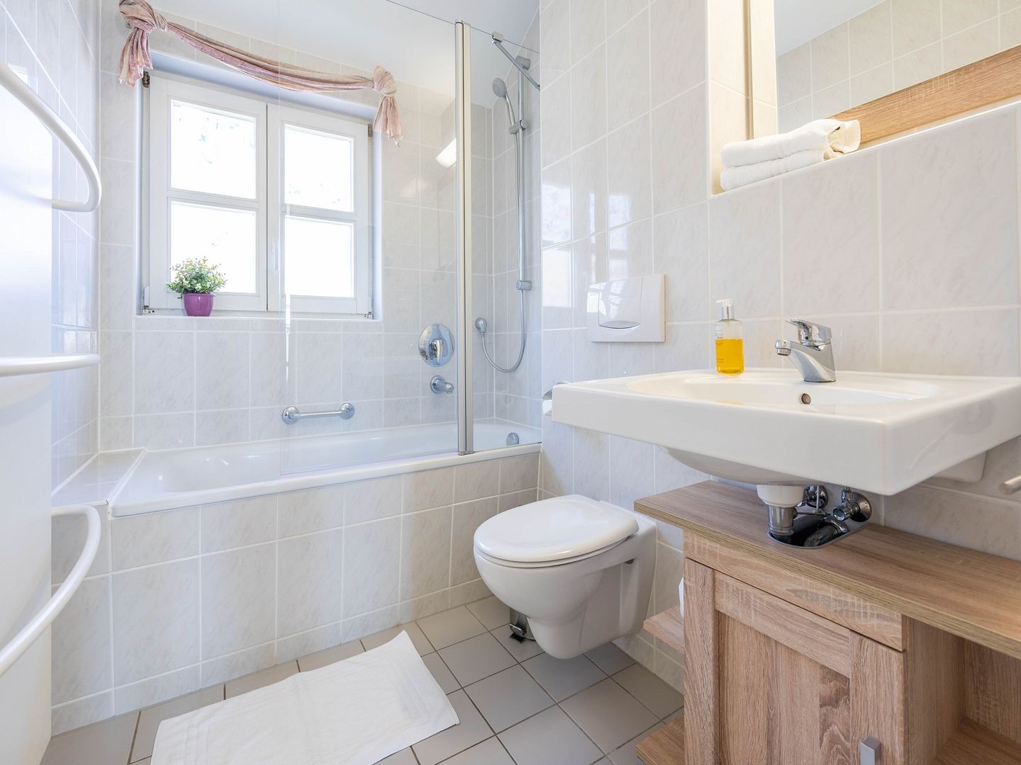 Feriendorf Rugana Komfort Ferienwohnung mit 2 Schlafzimmern und Terrasse (C48) Insel Rügen - Badezimmer