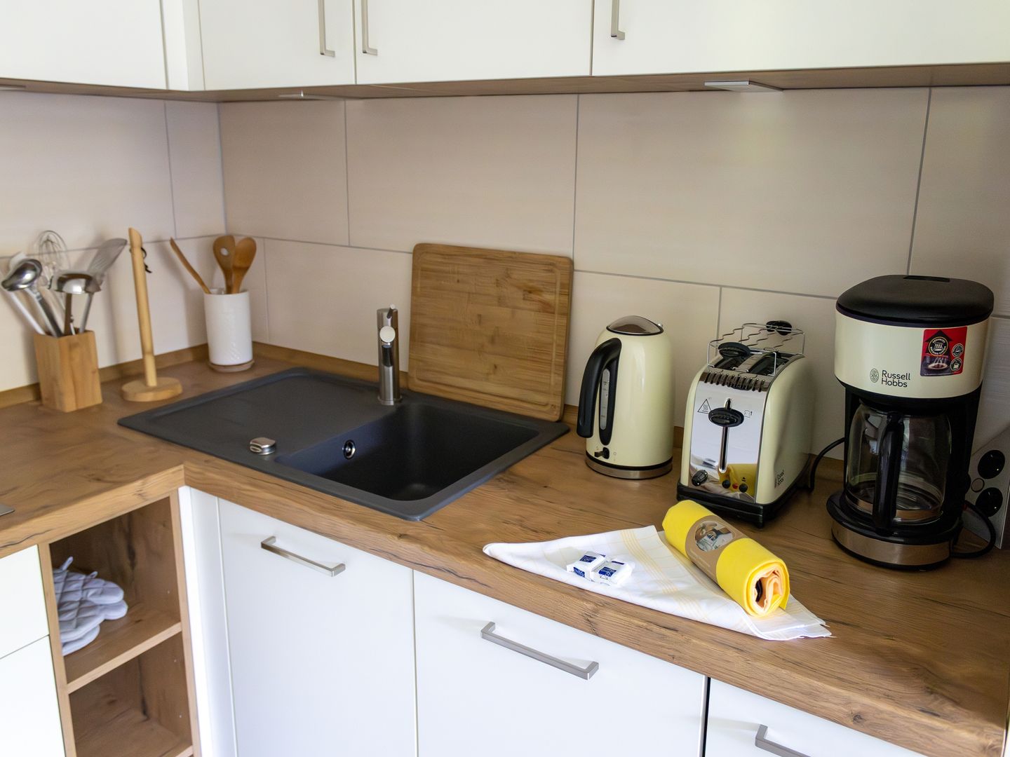 Feriendorf Rugana Komfortplus Ferienwohnung mit 1 Schlafzimmer (A22) Insel Rügen - Küche / Küchenzeile