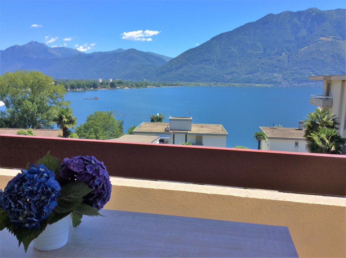 Sonnige Ferienwohnung mit Balkon und herrlicher Au   Lago Maggiore