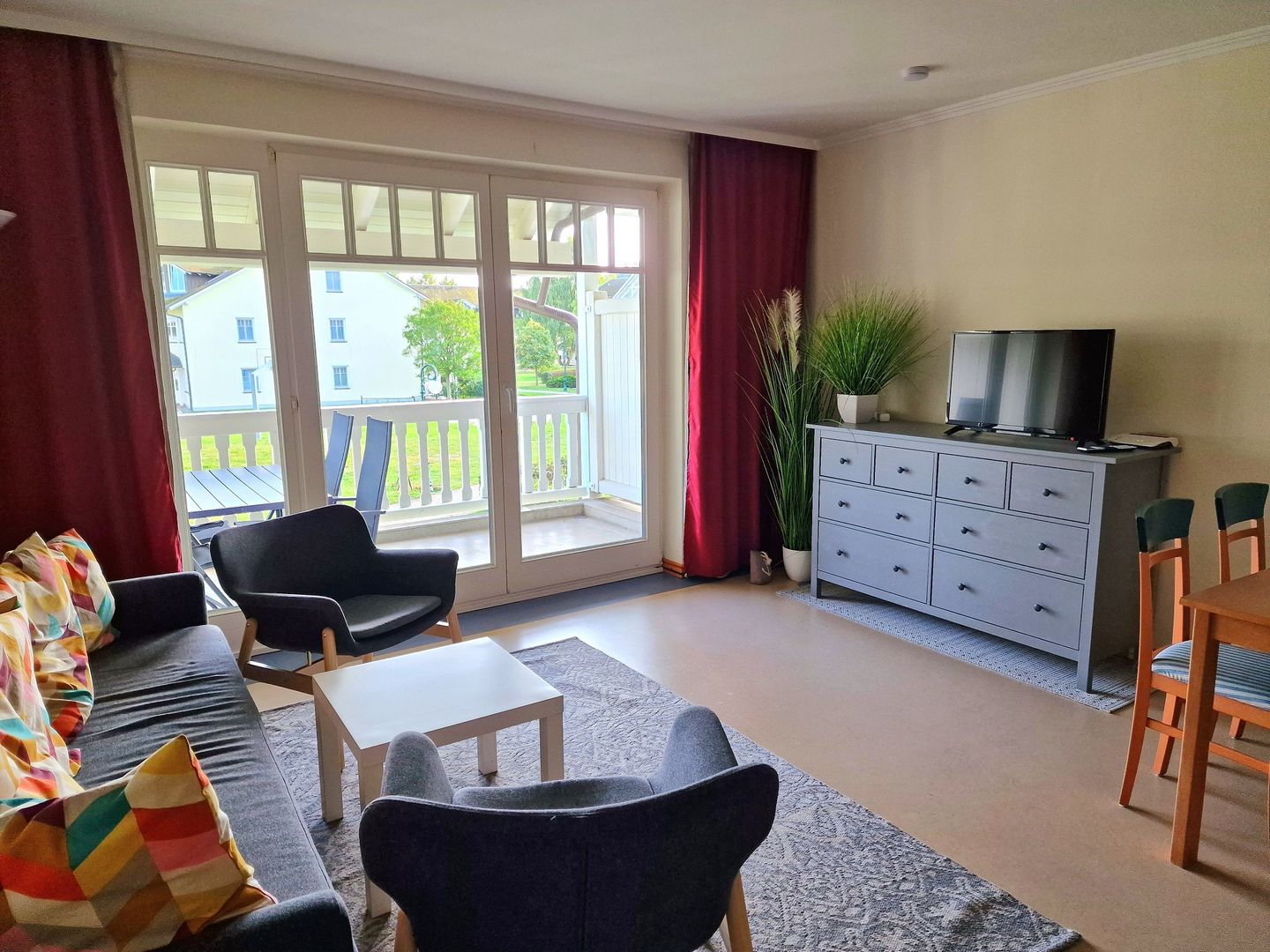 Dünenpark Binz Komfort Ferienwohnung mit 1 Schlafzimmer und Balkon im Obergeschoss (019) Insel Rügen - Wohnzimmer