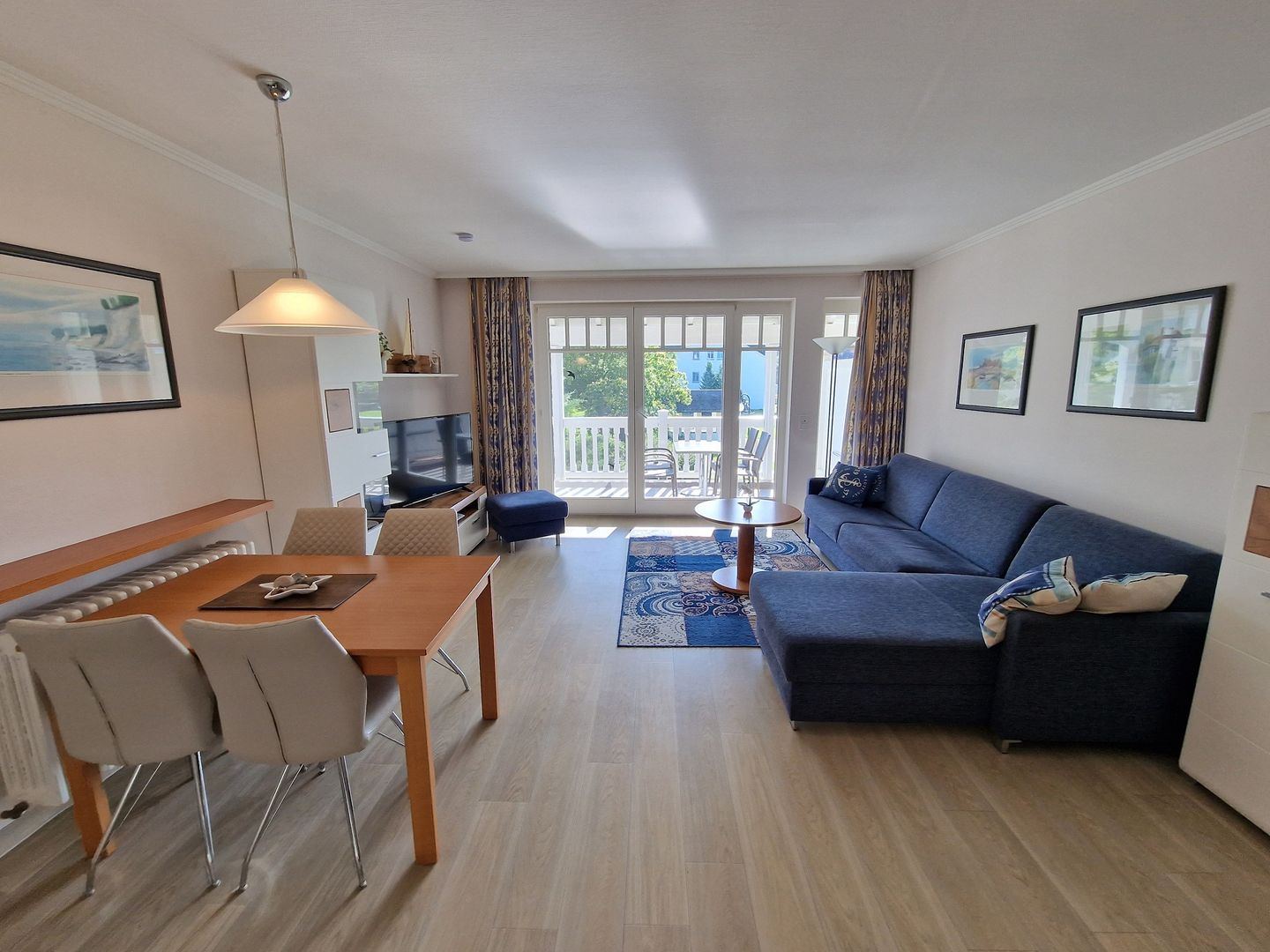 Dünenpark Binz Komfortplus Ferienwohnung mit 1 Schlafzimmer und Balkon im Obergeschoss (122) Insel Rügen - Wohnzimmer