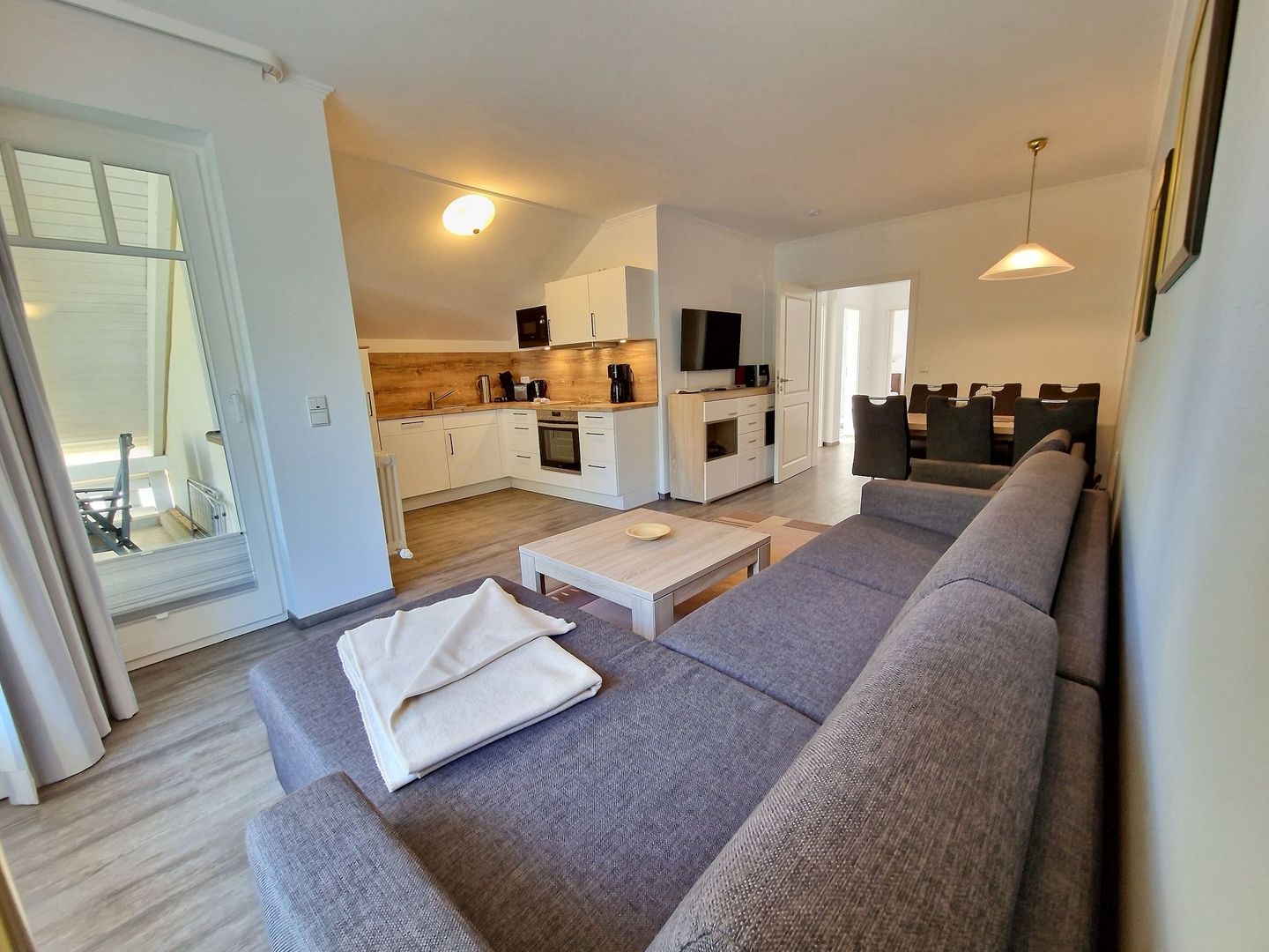 Dünenpark Binz Komfortplus Ferienwohnung mit 2 Schlafzimmern und Balkon im Dachgeschoss (047) Insel Rügen - Wohnzimmer