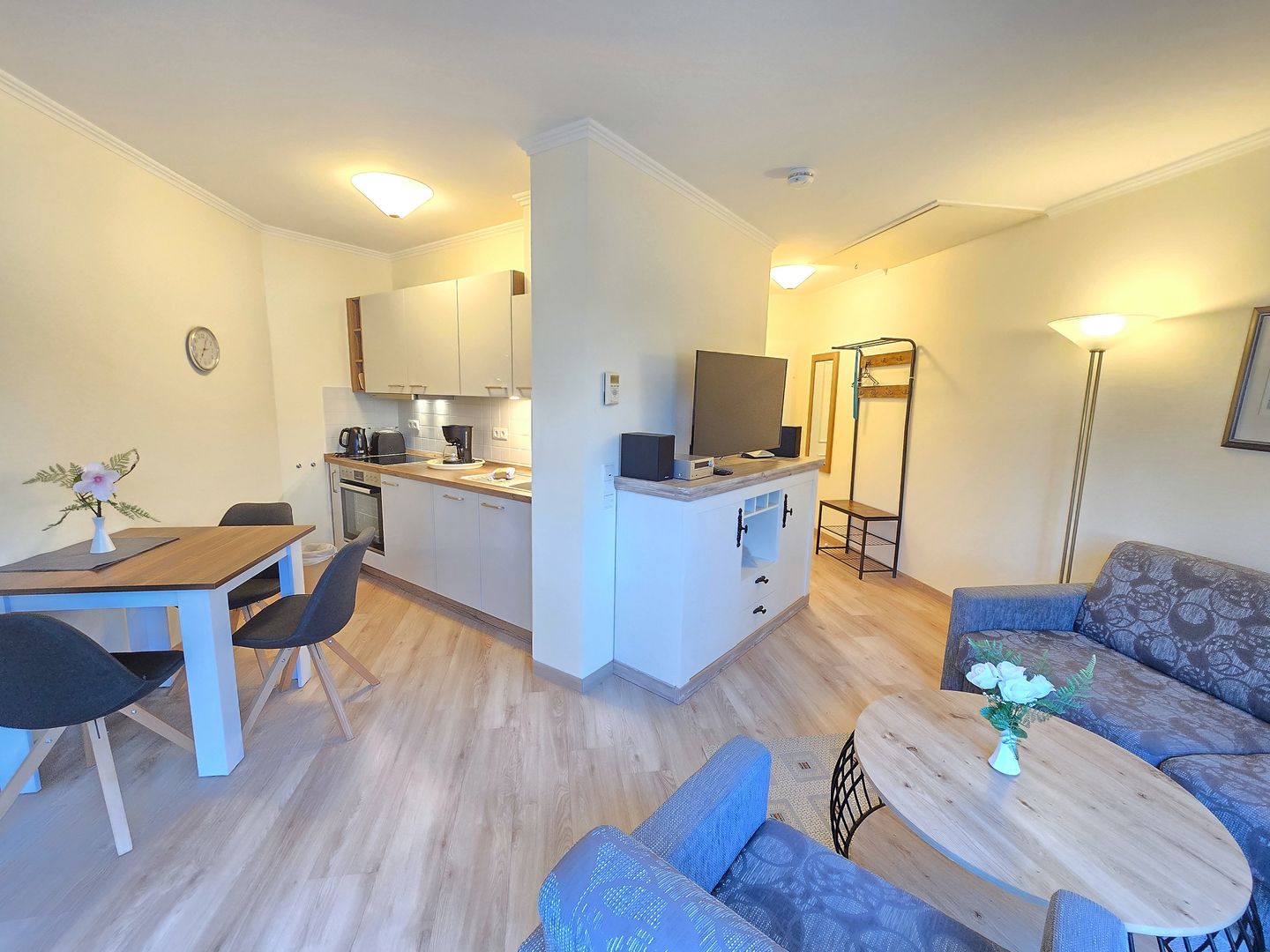 Dünenpark Binz Komfortplus Ferienwohnung mit 1 Schlafzimmer und Balkon im Dachgeschoss (271) Insel Rügen - Wohnzimmer