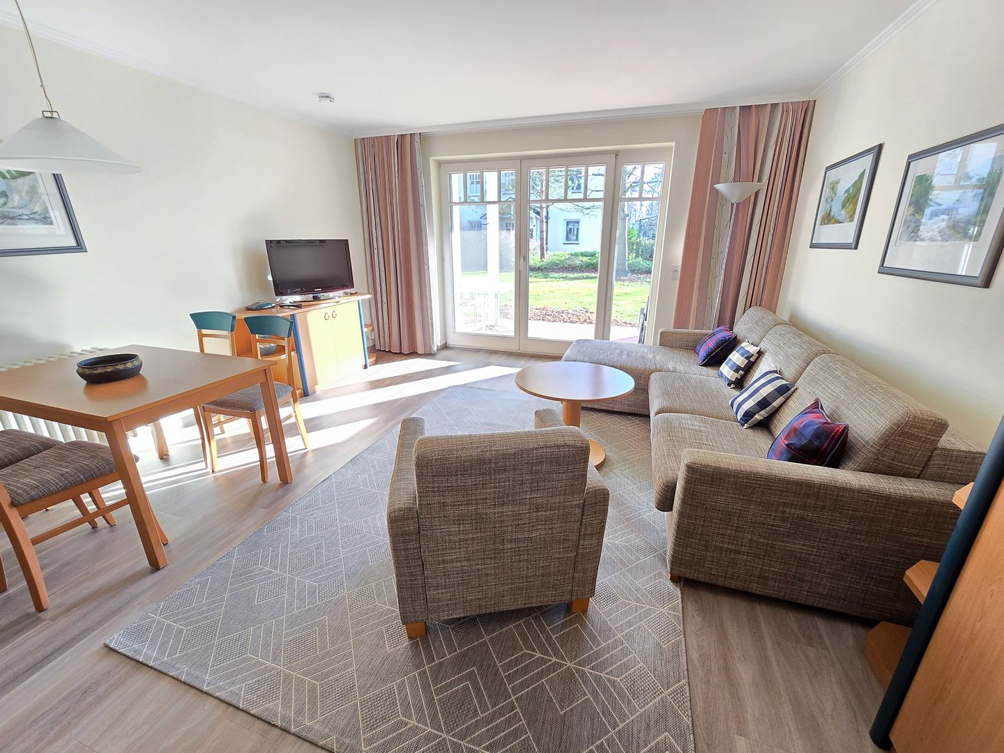 Dünenpark Binz Komfort Ferienwohnung mit 1 Schlafzimmer und Terrasse im Erdgeschoss (152) Insel Rügen - Wohnzimmer
