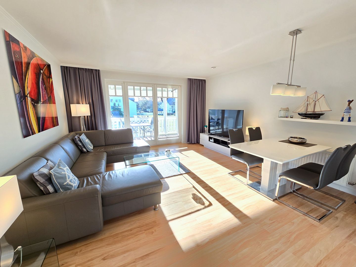 Dünenpark Binz Komfortplus Ferienwohnung mit 1 Schlafzimmer und Balkon im Obergeschoss (121) Insel Rügen - Wohnzimmer