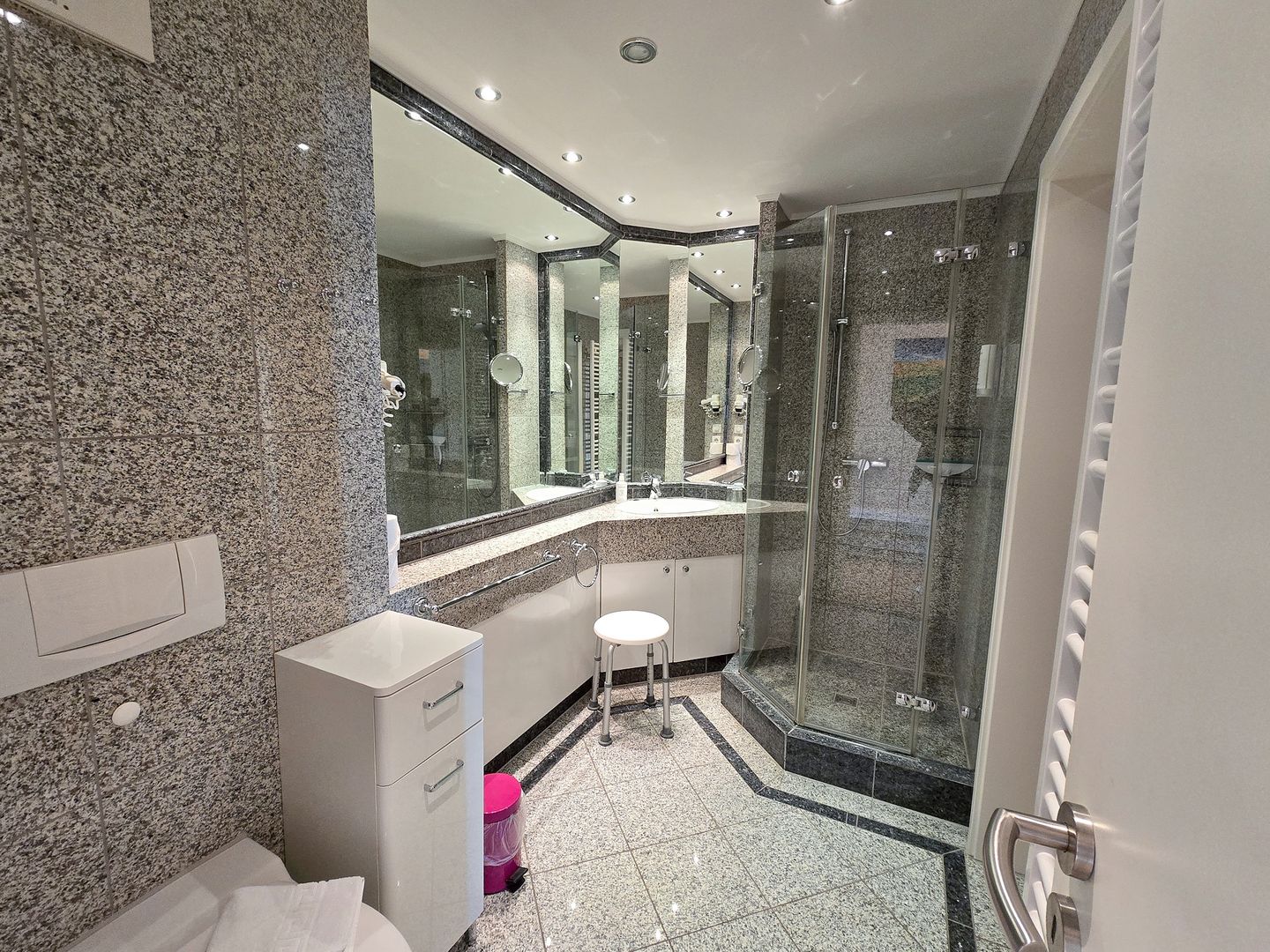 Dünenpark Binz Komfortplus Ferienwohnung mit 1 Schlafzimmer und Balkon im Obergeschoss (121) Insel Rügen - Badezimmer