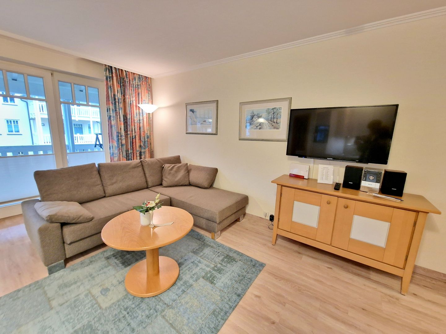 Dünenpark Binz Komfort Ferienwohnung mit 1 Schlafzimmer und Balkon im Obergeschoss (066) Insel Rügen - Wohnzimmer