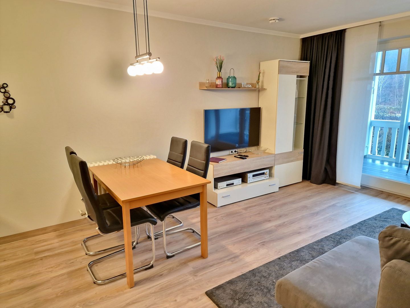 Dünenpark Binz Komfortplus Ferienwohnung mit 1 Schlafzimmer und Balkon im Obergeschoss (290) Insel Rügen - Wohnzimmer