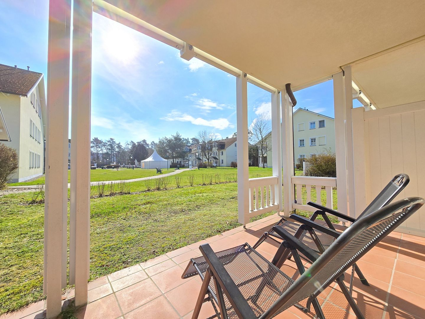 Dünenpark Binz Komfortplus Ferienwohnung mit 1 Schlafzimmer und Terrasse im Erdgeschoss (212) Insel Rügen - Terrasse