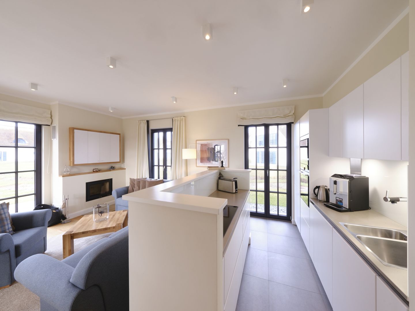 Luxus Reetdachvilla mit 3 Schlafzimmern, Sauna und Kamin (G06) - Küche / Küchenzeile