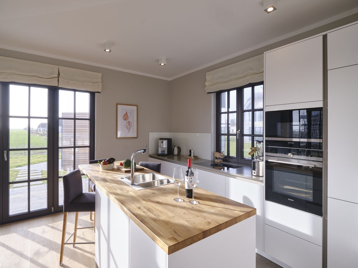 LuxusPlus Reetdachvilla mit 4 Schlafzimmern, Außensauna, Loungebereich und Kamin (G07) - Küche / Küchenzeile