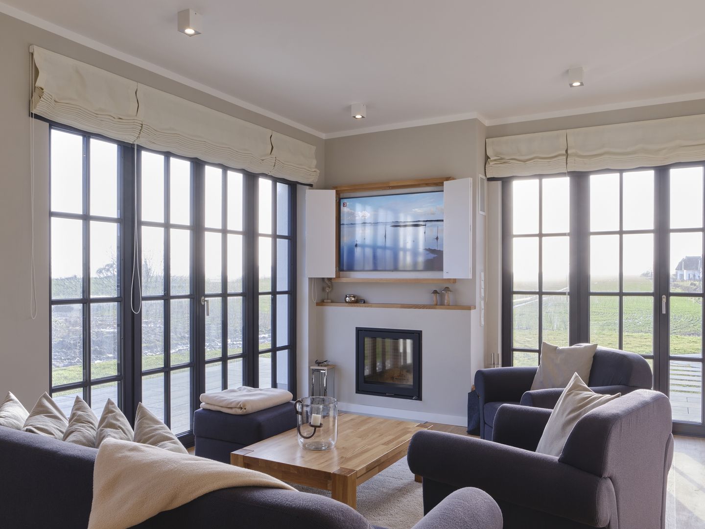 LuxusPlus Reetdachvilla mit 4 Schlafzimmern, Außensauna, Loungebereich und Kamin (G07) - Wohnzimmer