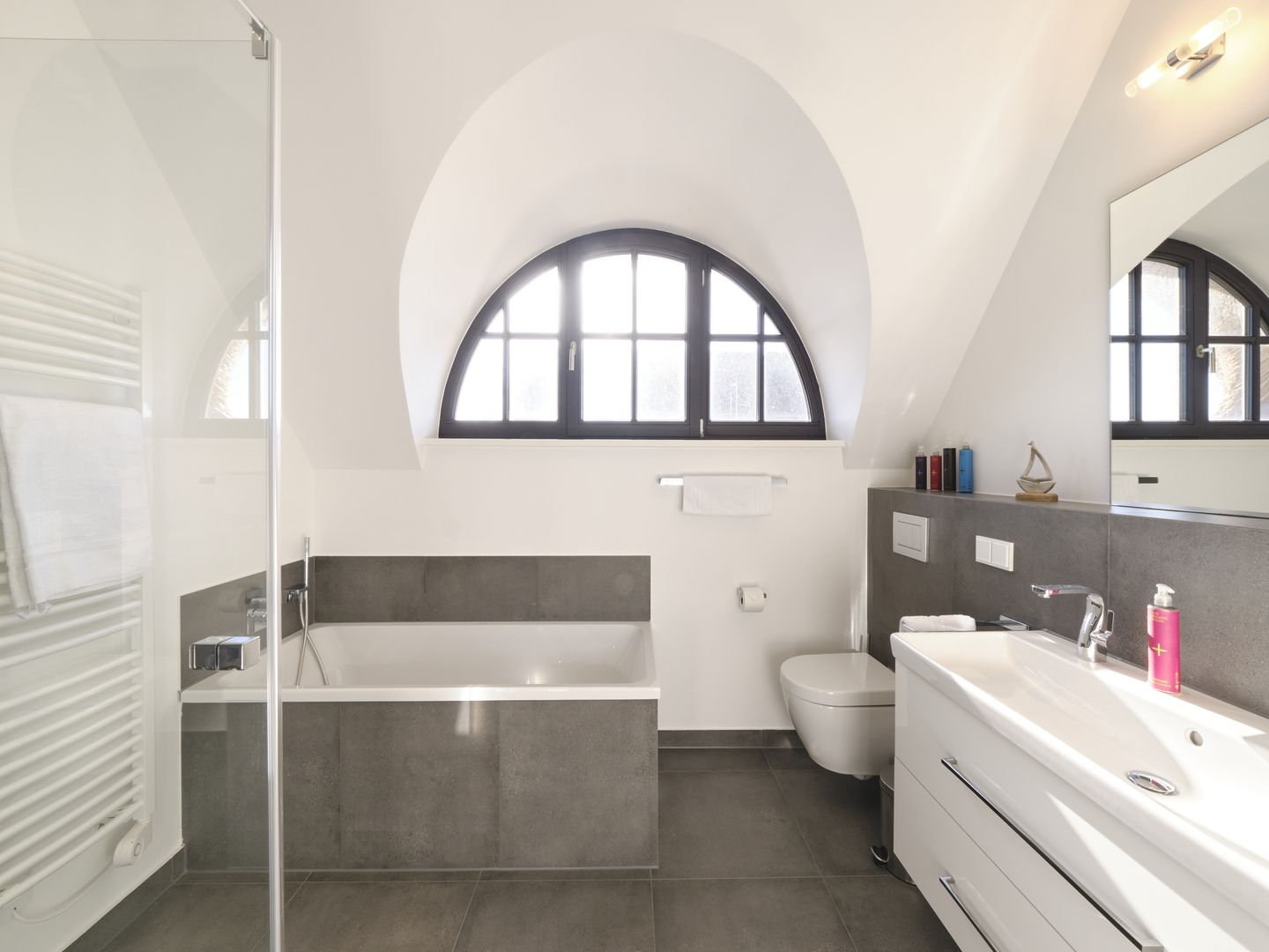 LuxusPlus Reetdachvilla mit 4 Schlafzimmern, Außensauna, Loungebereich und Kamin (G07) - Badezimmer