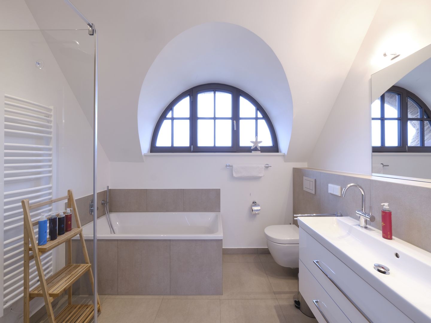 LuxusPlus Reetdachvilla mit 4 Schlafzimmern, Außensauna, Loungebereich und Kamin (H06) - Badezimmer