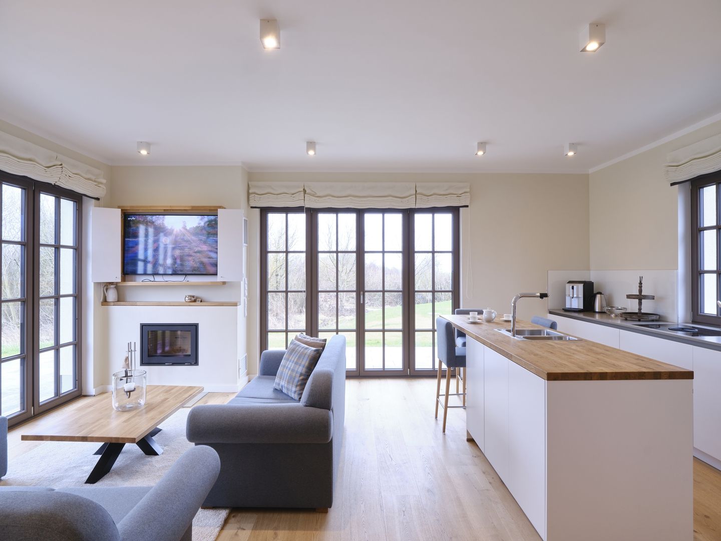 LuxusPlus Reetdachvilla mit 4 Schlafzimmern, Außensauna, Loungebereich und Kamin (H06) - Küche / Küchenzeile