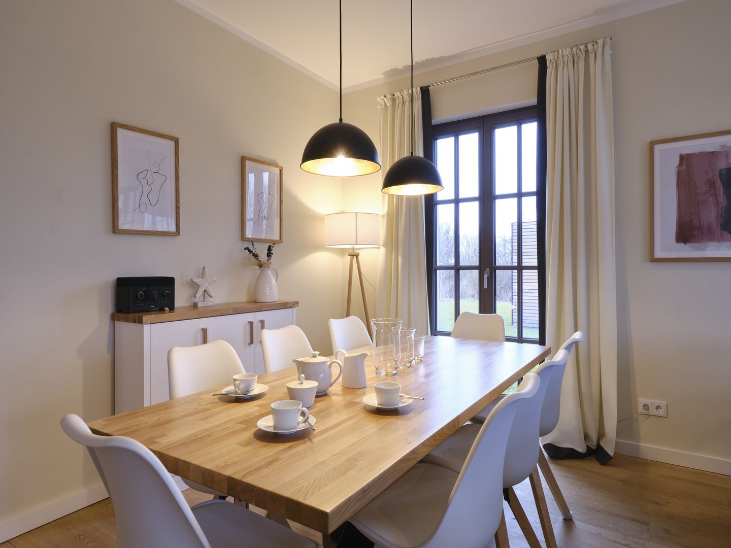 LuxusPlus Reetdachvilla mit 4 Schlafzimmern, Außensauna, Loungebereich und Kamin (H06) - Wohnzimmer