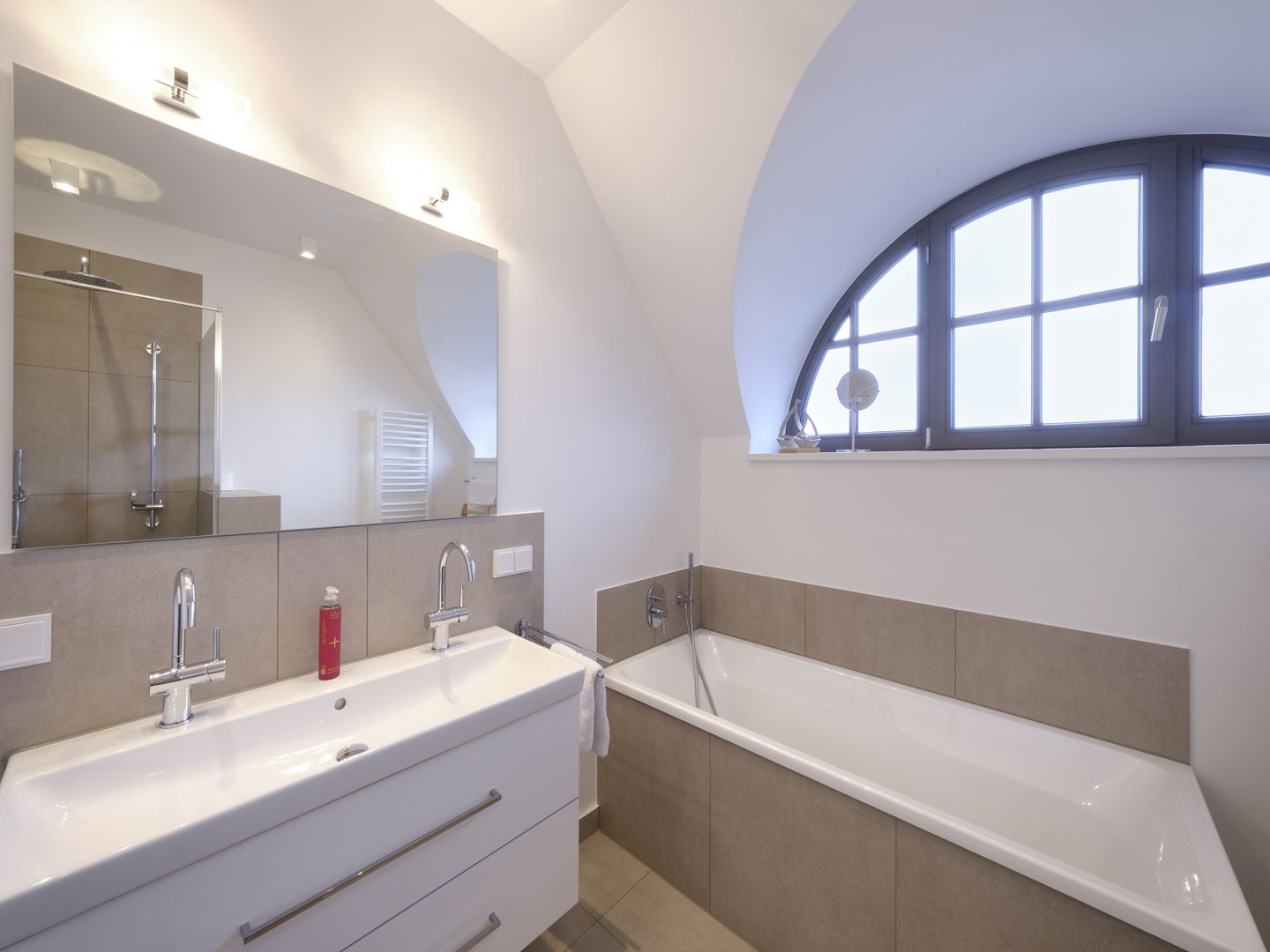 Premium Reetdachvilla mit 3 Schlafzimmern, Sauna und Kamin (H08) - Badezimmer