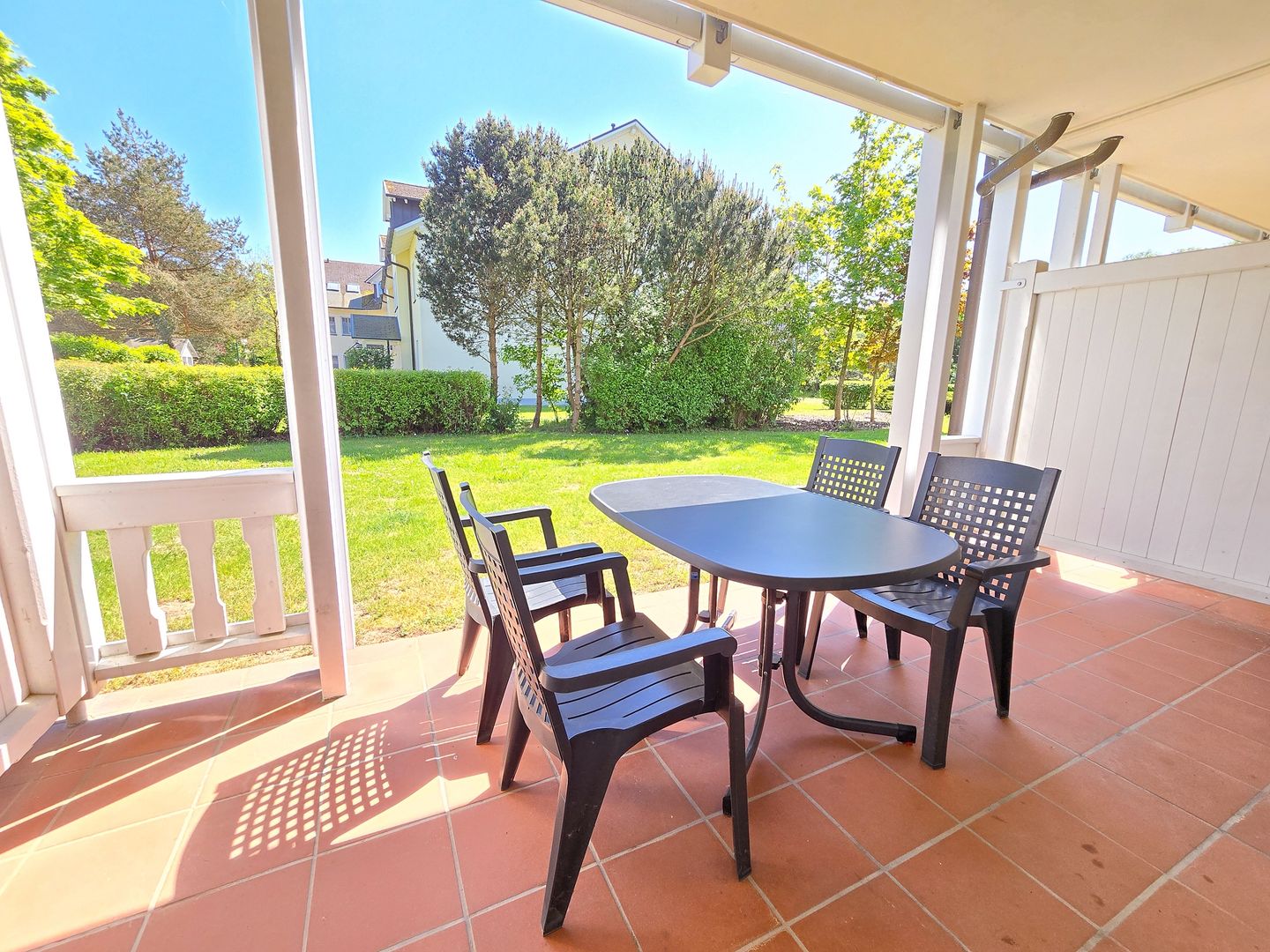 Dünenpark Binz Komfort Ferienwohnung mit 1 Schlafzimmer und Terrasse im Erdgeschoss (223) Insel Rügen - Terrasse