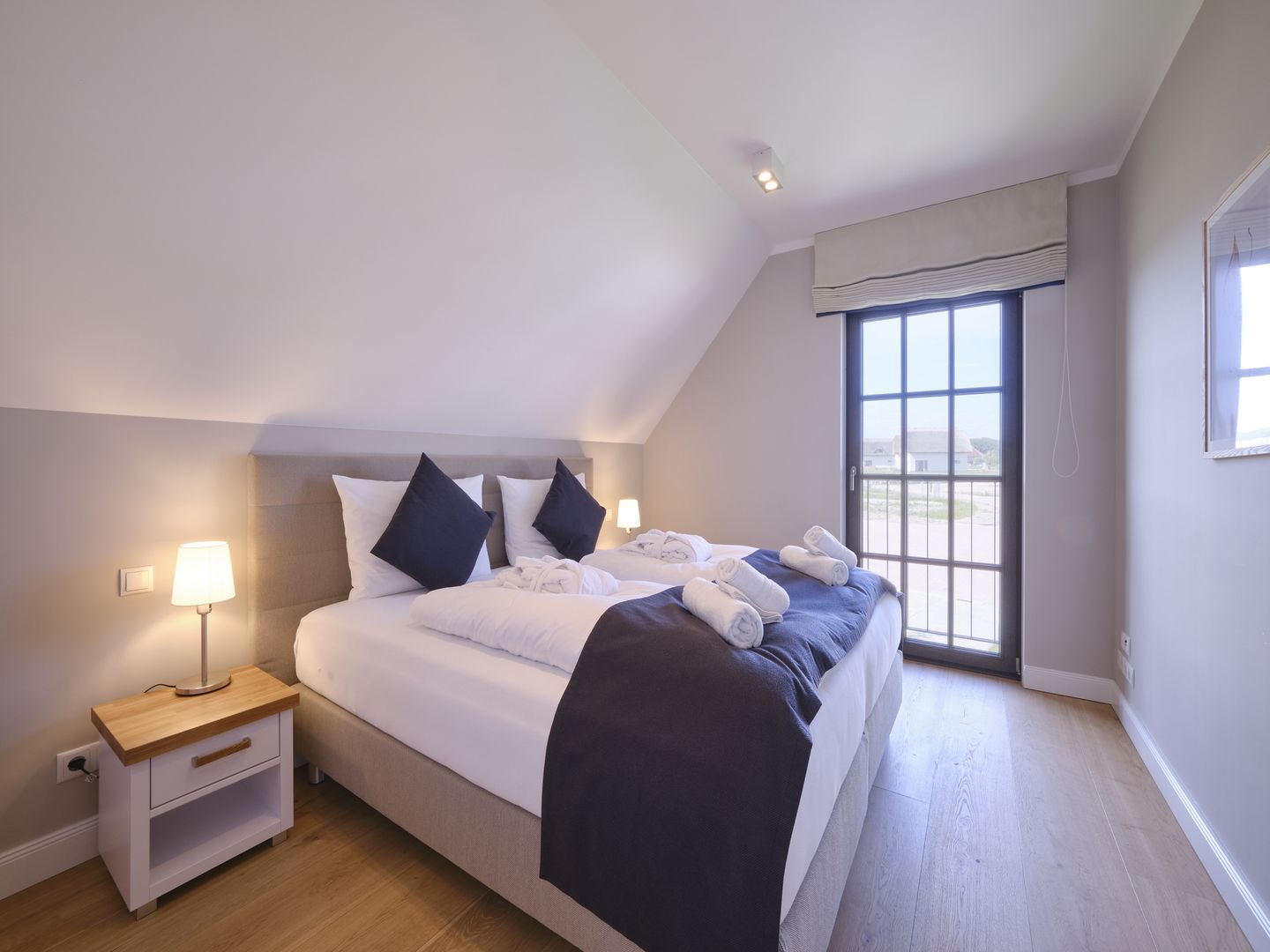 LuxusPlus Reetdachvilla mit 4 Schlafzimmern, Außensauna, Loungebereich und Kamin (H05) - Schlafzimmer