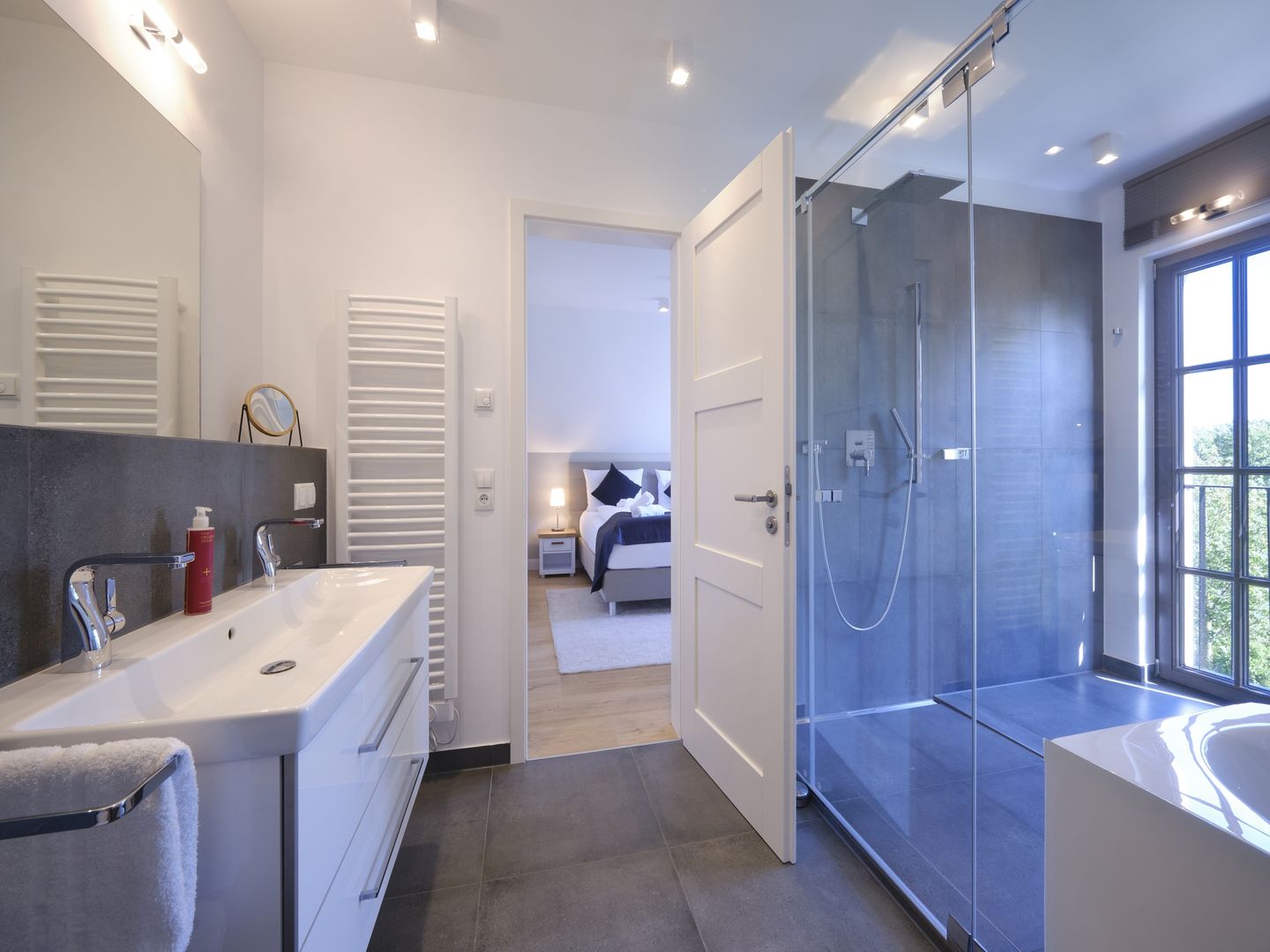 LuxusPlus Reetdachvilla mit 4 Schlafzimmern, Außensauna, Loungebereich und Kamin (H05) - Badezimmer