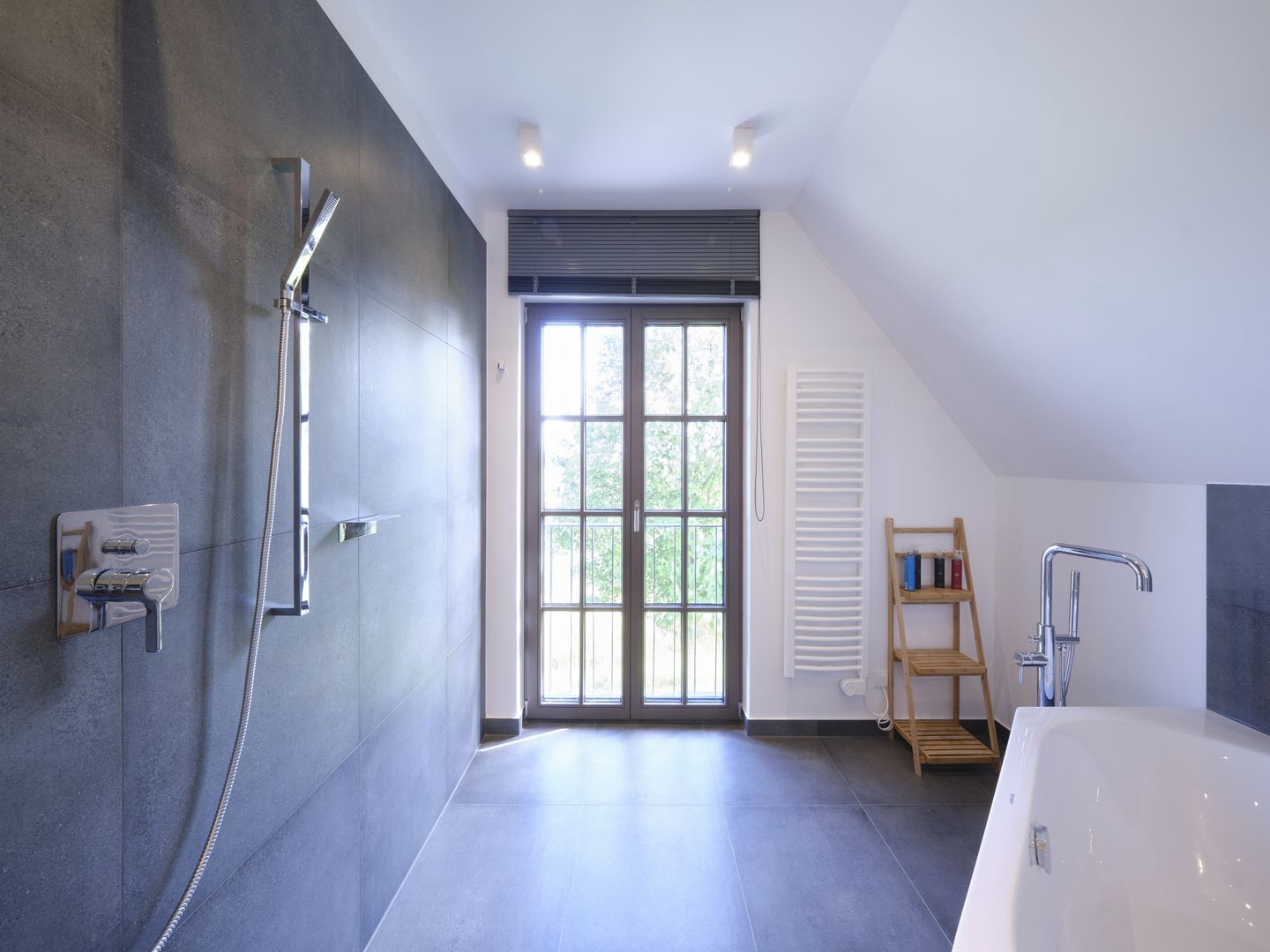 LuxusPlus Reetdachvilla mit 4 Schlafzimmern, Außensauna, Loungebereich und Kamin (H05) - Badezimmer