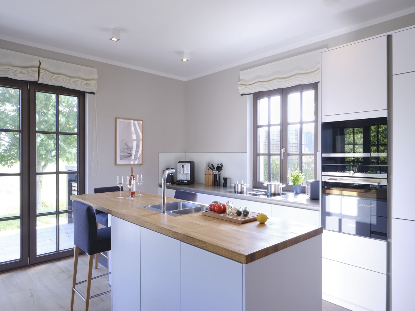 LuxusPlus Reetdachvilla mit 4 Schlafzimmern, Außensauna, Loungebereich und Kamin (H05) - Küche / Küchenzeile