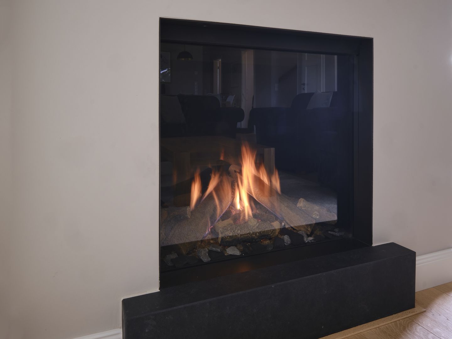 LuxusPlus Reetdachvilla mit 4 Schlafzimmern, Außensauna, Loungebereich und Kamin (H05) - Kamin-/Ofen