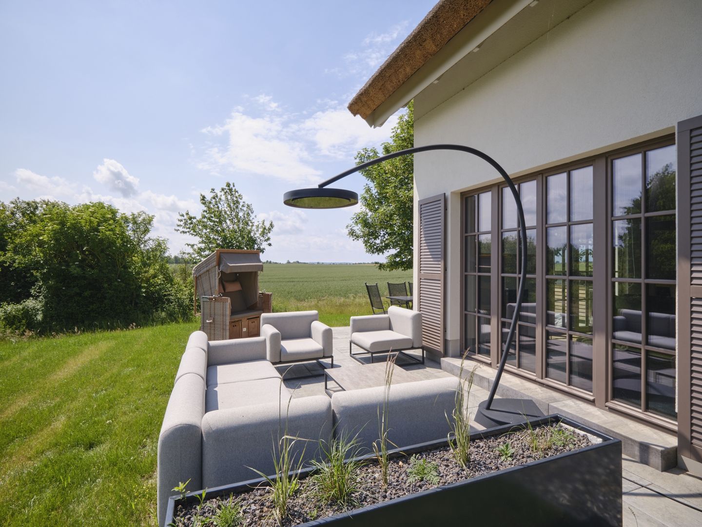 LuxusPlus Reetdachvilla mit 4 Schlafzimmern, Außensauna, Loungebereich und Kamin (H05) - Terrasse