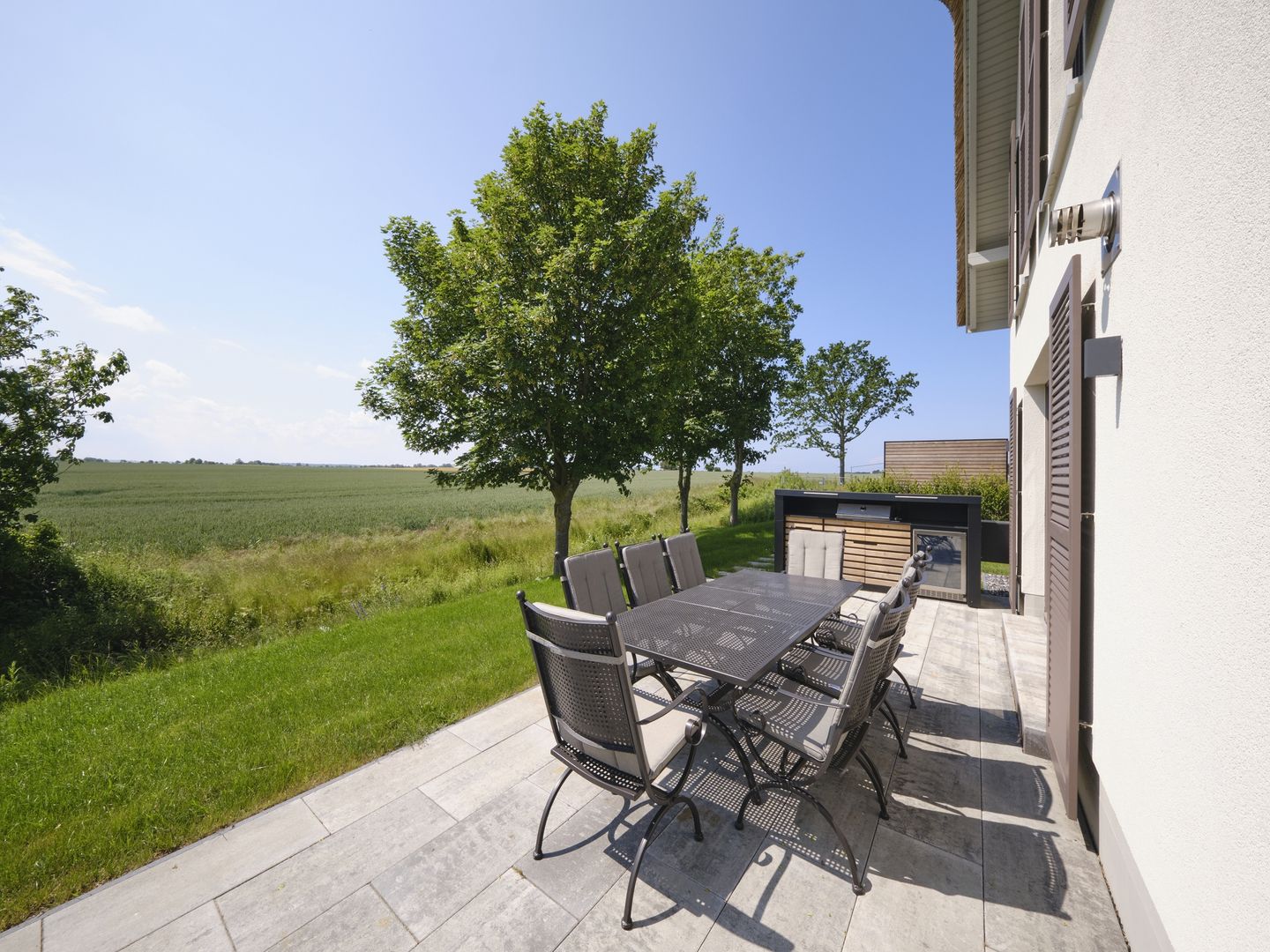 LuxusPlus Reetdachvilla mit 4 Schlafzimmern, Außensauna, Loungebereich und Kamin (H05) - Terrasse