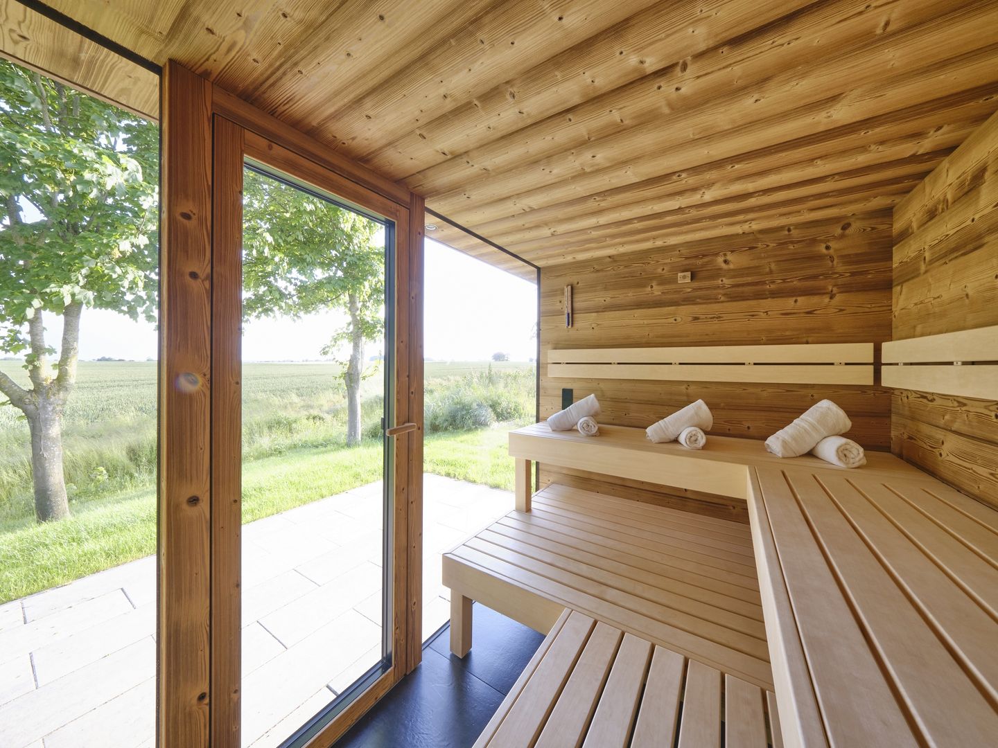 LuxusPlus Reetdachvilla mit 4 Schlafzimmern, Außensauna, Loungebereich und Kamin (H05) - Sauna