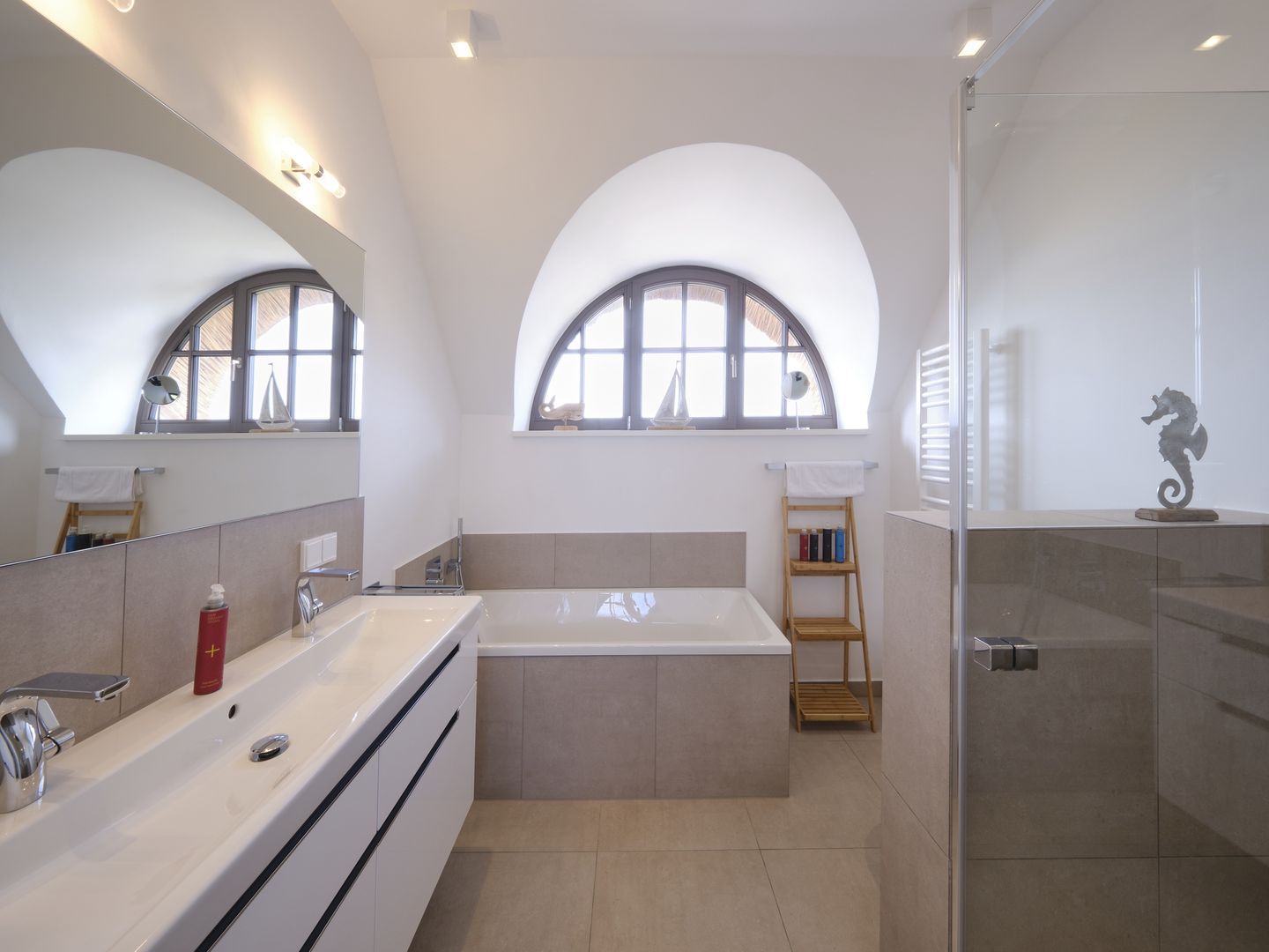 Premium Reetdachvilla mit 3 Schlafzimmern, Sauna und Kamin (H13) - Badezimmer