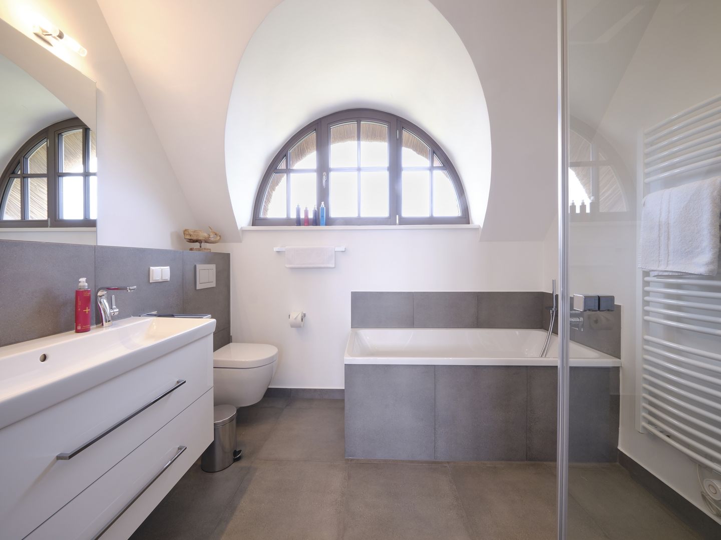 Luxus Reetdachvilla mit 3 Schlafzimmern, Sauna und Kamin (H18) - Badezimmer