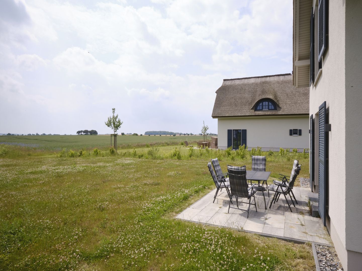 Premium Reetdachvilla mit 3 Schlafzimmern, Sauna und Kamin (F13) - Terrasse