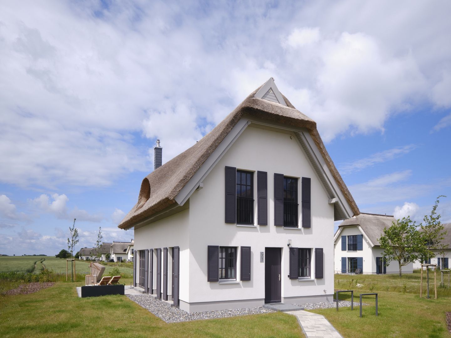 LuxusPlus Reetdachvilla mit 4 Schlafzimmern, Außensauna, Loungebereich und Kamin (G07) - Hauptansicht