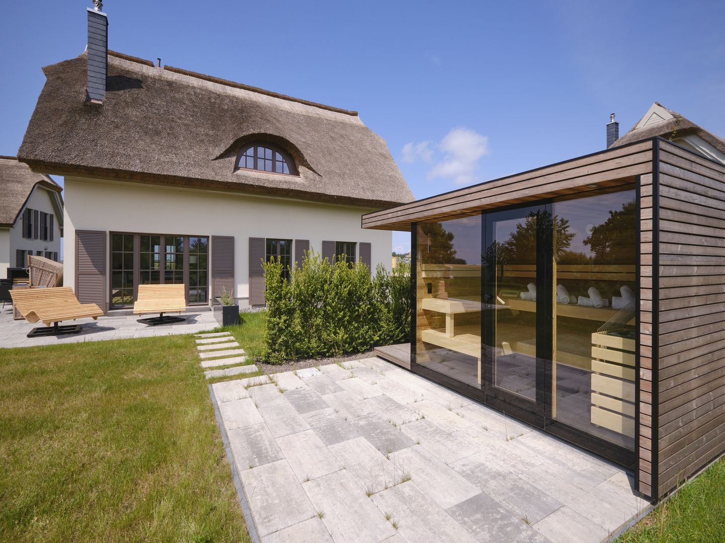 LuxusPlus Reetdachvilla mit 4 Schlafzimmern, Außensauna, Loungebereich und Kamin (H06) - Terrasse