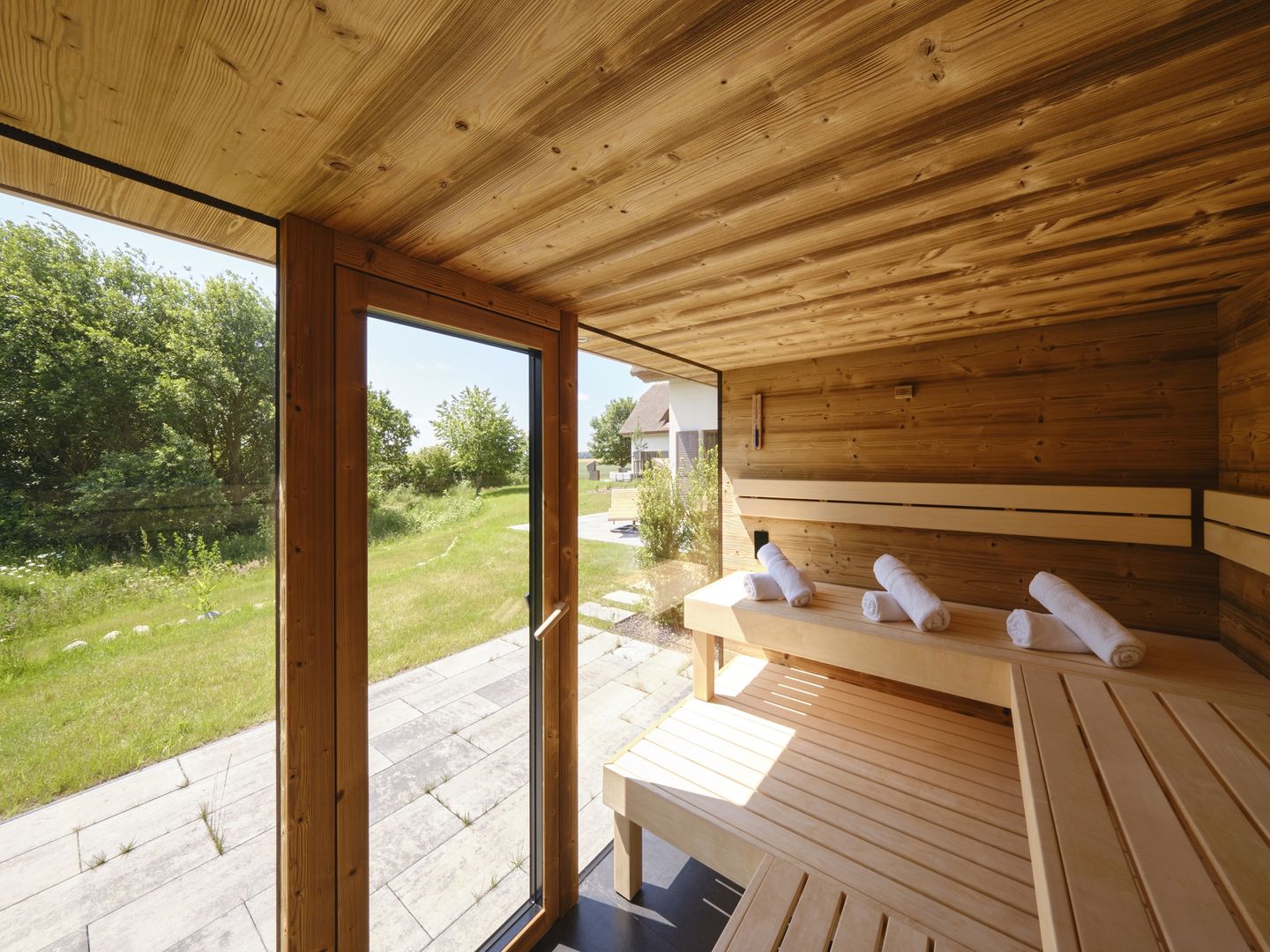 LuxusPlus Reetdachvilla mit 4 Schlafzimmern, Außensauna, Loungebereich und Kamin (H06) - Sauna