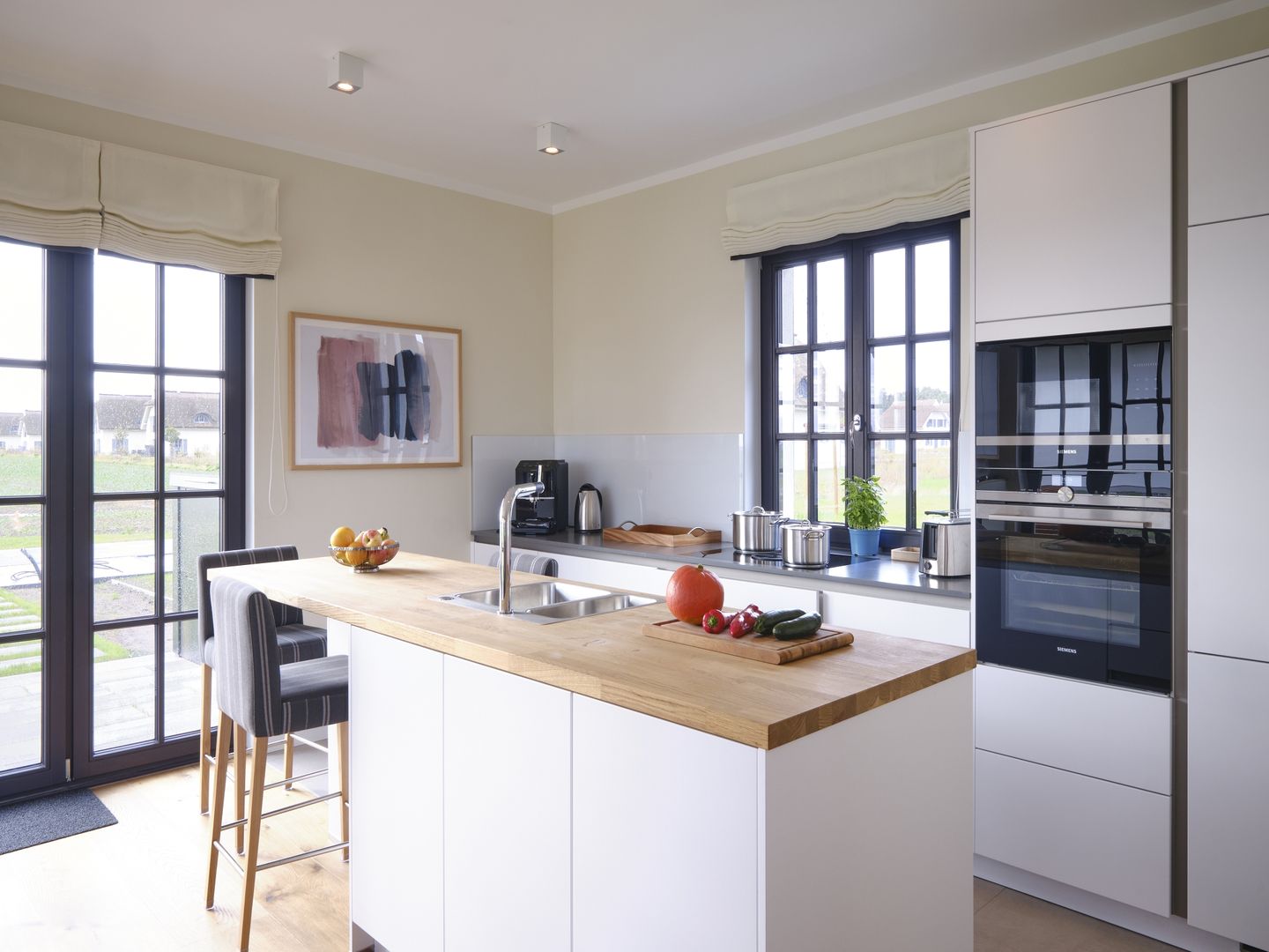 LuxusPlus Reetdachvilla mit 4 Schlafzimmern, Sauna und Kamin (G08) - Küche / Küchenzeile